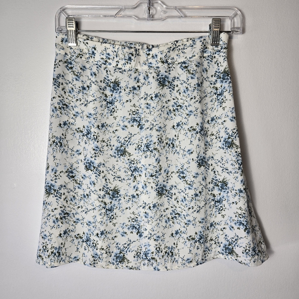 BP. Lightweight White Blue Spring Floral Side Zip Flowy Mini Skirt Size Small